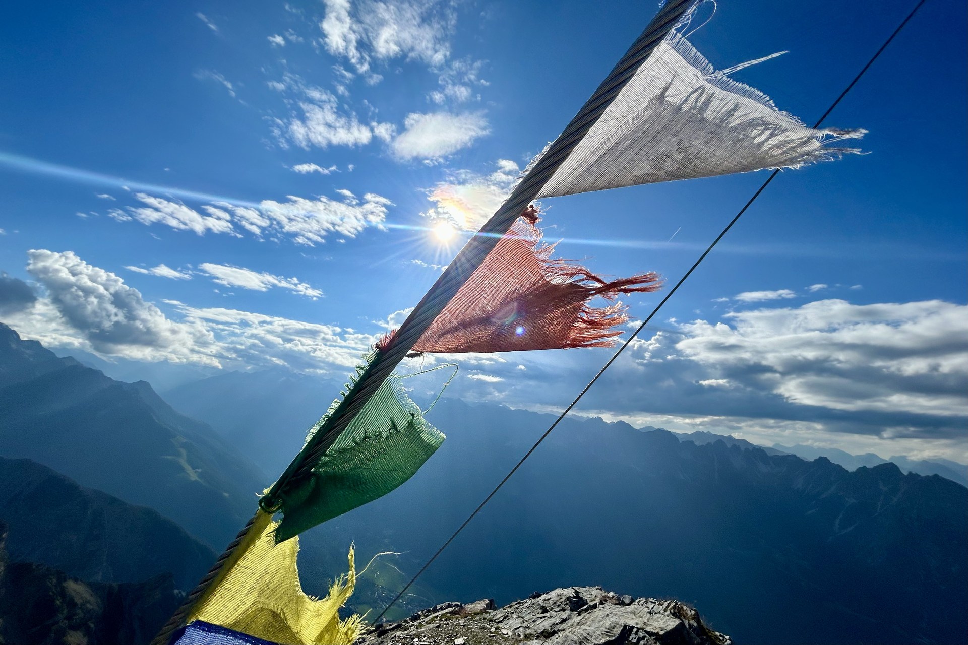 Nepalese prayer flags on the Serles summit (IMG_4065.heic)